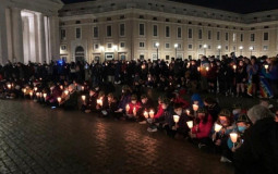 Ucrânia: escoteiros na Praça São Pedro rezam pelo fim da guerra