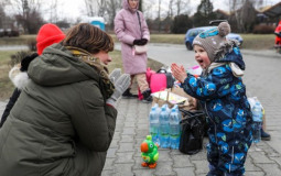 ONU: um milhão de refugiados da Ucrânia. Hoje as negociações em Belarus