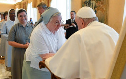 Papa encoraja Canossianas a voltar pra 'escola de Maria', doando-se a Deus e aos pobres