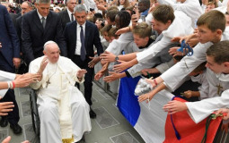 O Papa aos coroinhas da França: servir a Igreja é uma bela aventura