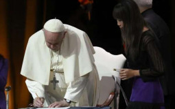 Não podemos salvar a casa comum sem cuidar e amar os pobres, diz papa Francisco
