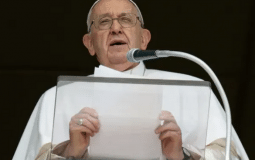 É preciso invocar Jesus nas tentações, não dialogar com o diabo, diz papa Francisco