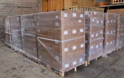 Container é carregado com as 25 mil Bíblias para a Guiné-Bissau, na África 