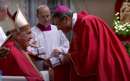 Dom José Mário recebe das mãos do Papa Francisco o Pálio Arquiepiscopal 