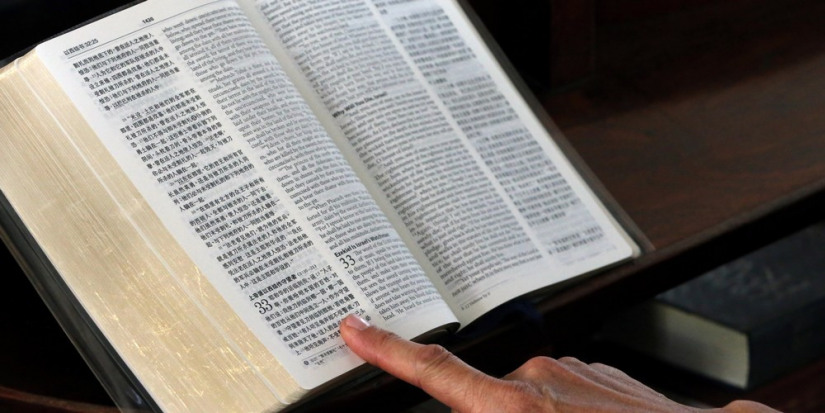 O regime chinês é acusado de adulterar a Bíblia: Jesus mata adúltera a pedradas