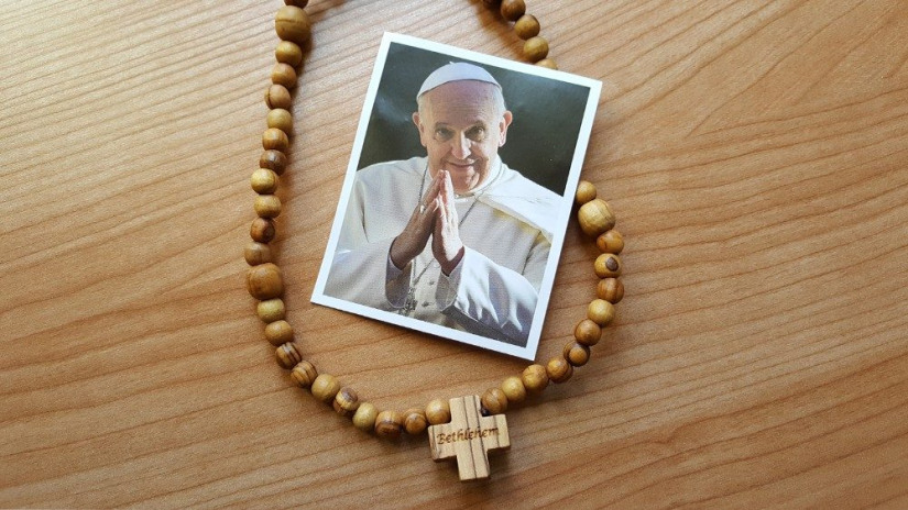 Vaticano: e-book incentiva fiéis a rezar o rosário pela saúde dos doentes