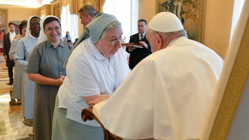 Papa encoraja Canossianas a voltar pra 'escola de Maria', doando-se a Deus e aos pobres