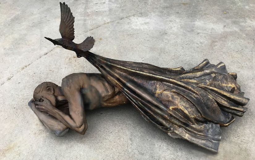 Papa abençoa escultura que convida o mundo a cuidar dos sem-teto