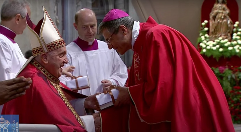 Dom José Mário recebe das mãos do Papa Francisco o Pálio Arquiepiscopal 